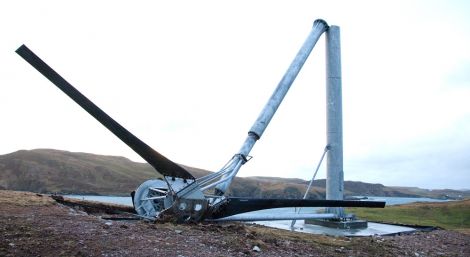 The Snarraness Proven Energy P35-2 wind turbine, whose mast snapped during last month's gales, will not have its problems resolved by the solution proposed by VG Energy.