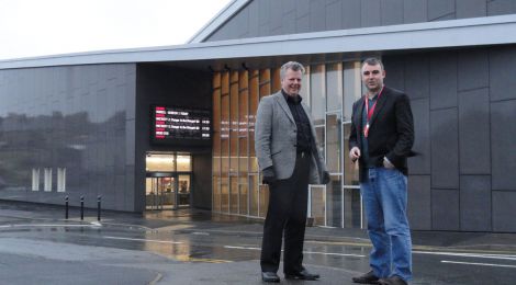 Shetland Arts chairman Jim Johnston and the agency's director Gwilym Gibbons discussing the implications of the 'bridging facility' provided by the council - Photos: Shetland News