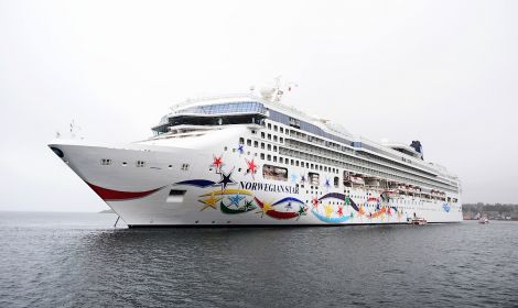 The Norwegian Star, the last cruise liner of the year, anchoring in Lerwick harbour on Monday - Photo: Mark Berry