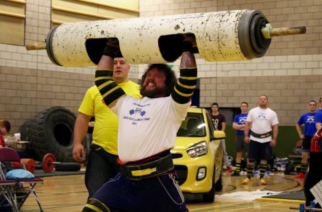 Shetland's strongest man Dhanni Moar in action during the log lift event. Photo: ShetNews/Chris Cope.