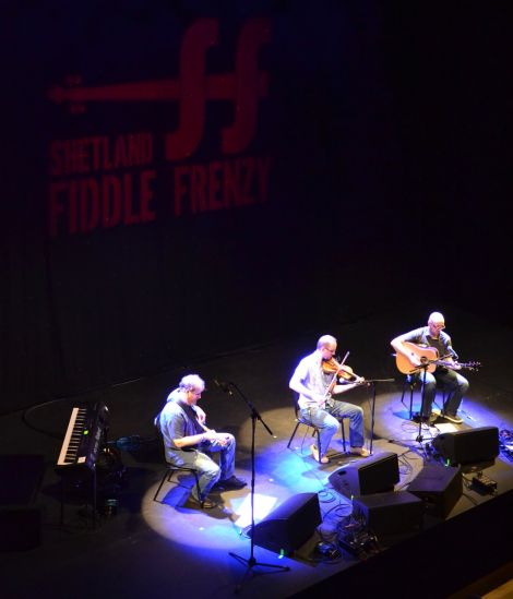 Fiddle tutor Andrew Gifford was joined by bassist John Clark and guitarist Grant Nicol for his set. Photo: Kelly Nicolson Riddell.