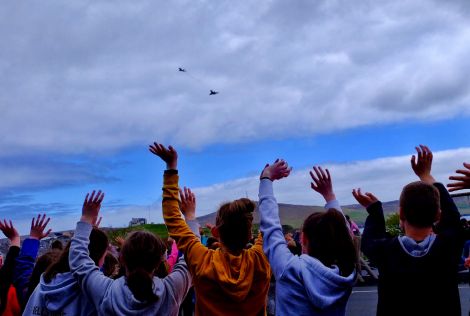 Bell's Brae primary pupils give the jets a wave.