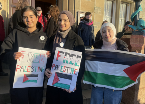 Three women holding placards that say free for palestine.